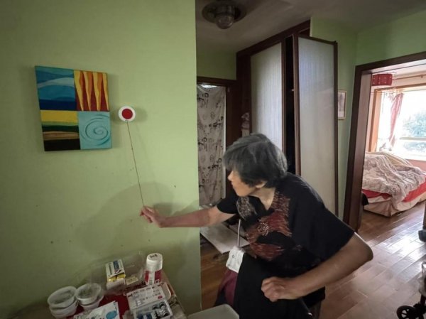 股票配资在线导航 守护独居老人居家安全，定海路街道“一键通”成生命防线